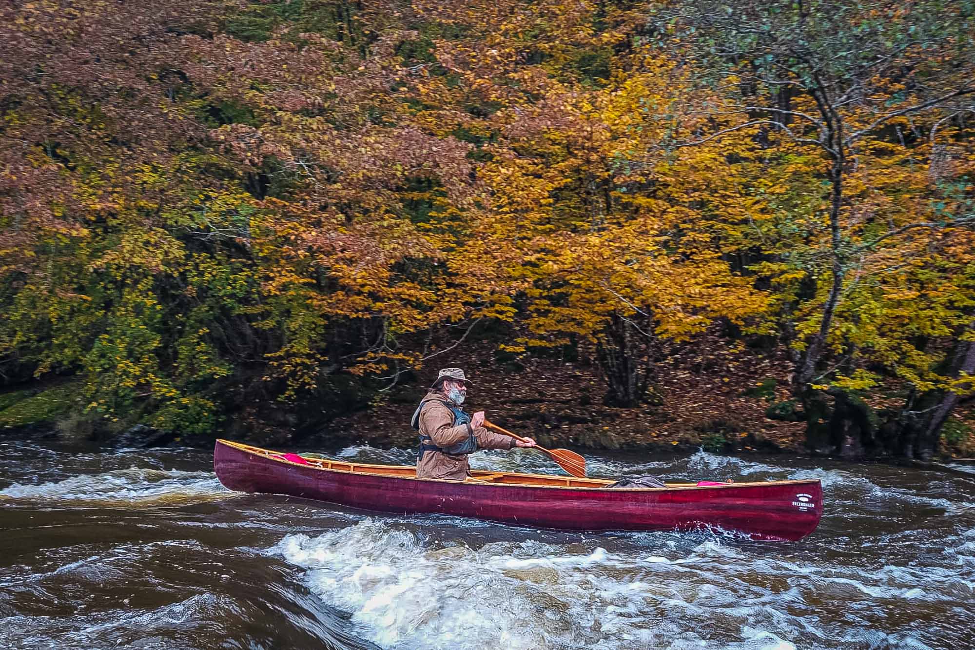 Kanovaren in de winter op de Ourthe in de Ardennen