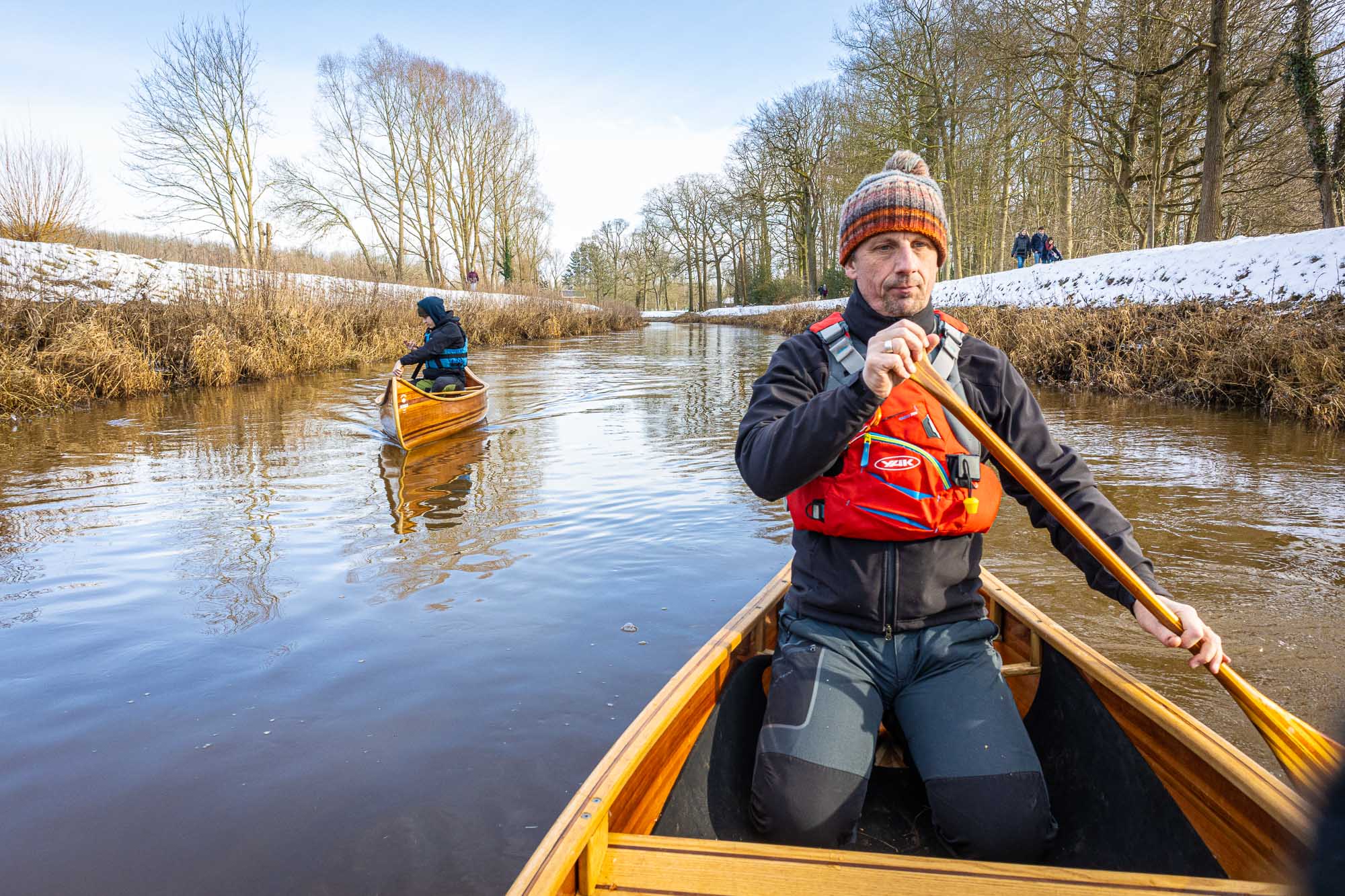 Emiel en wouter Kanovaren in de winter op de nete in de kempen