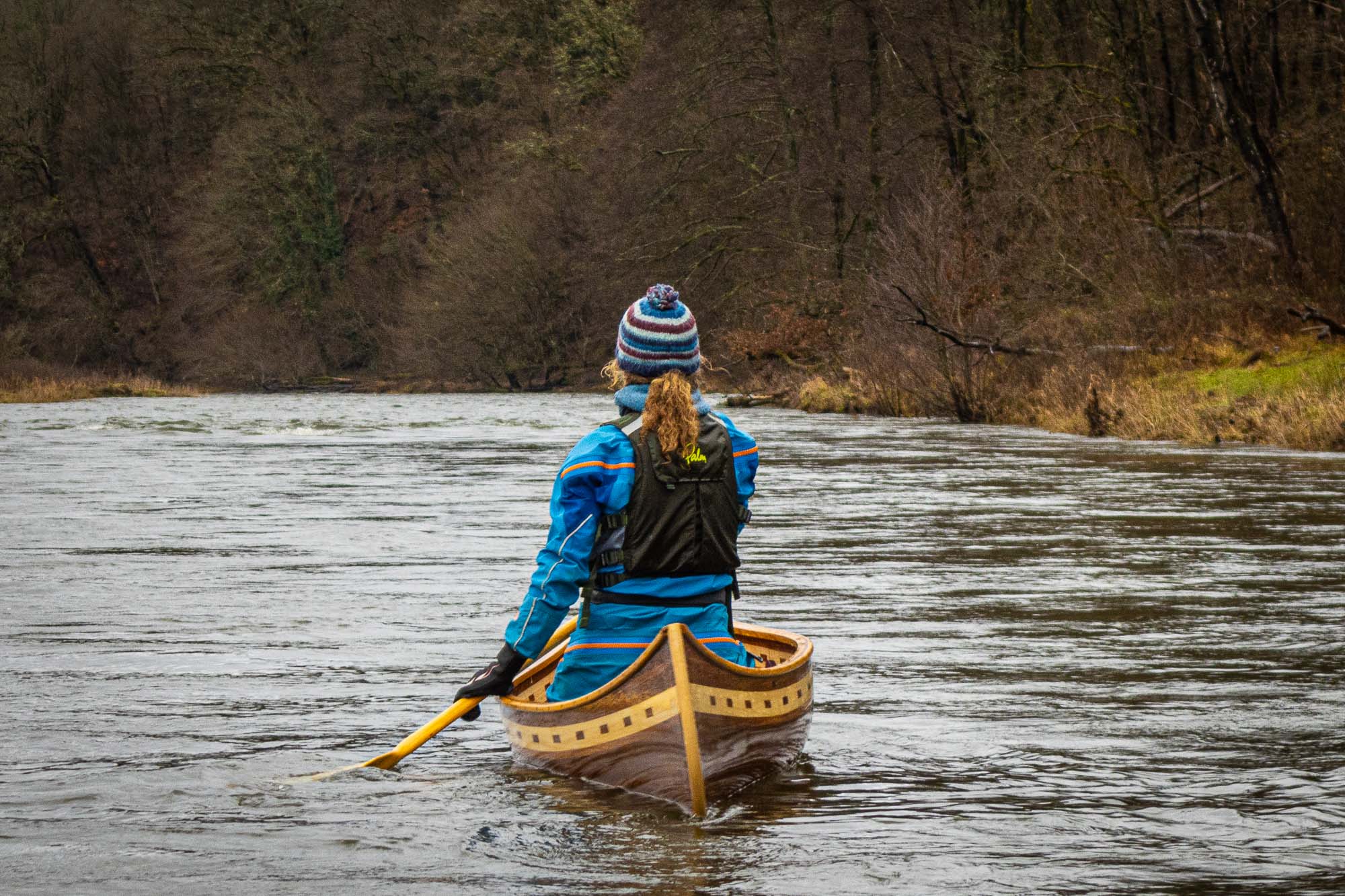 Jolanda Kanovaren in de winter op de Semois in de Ardennen