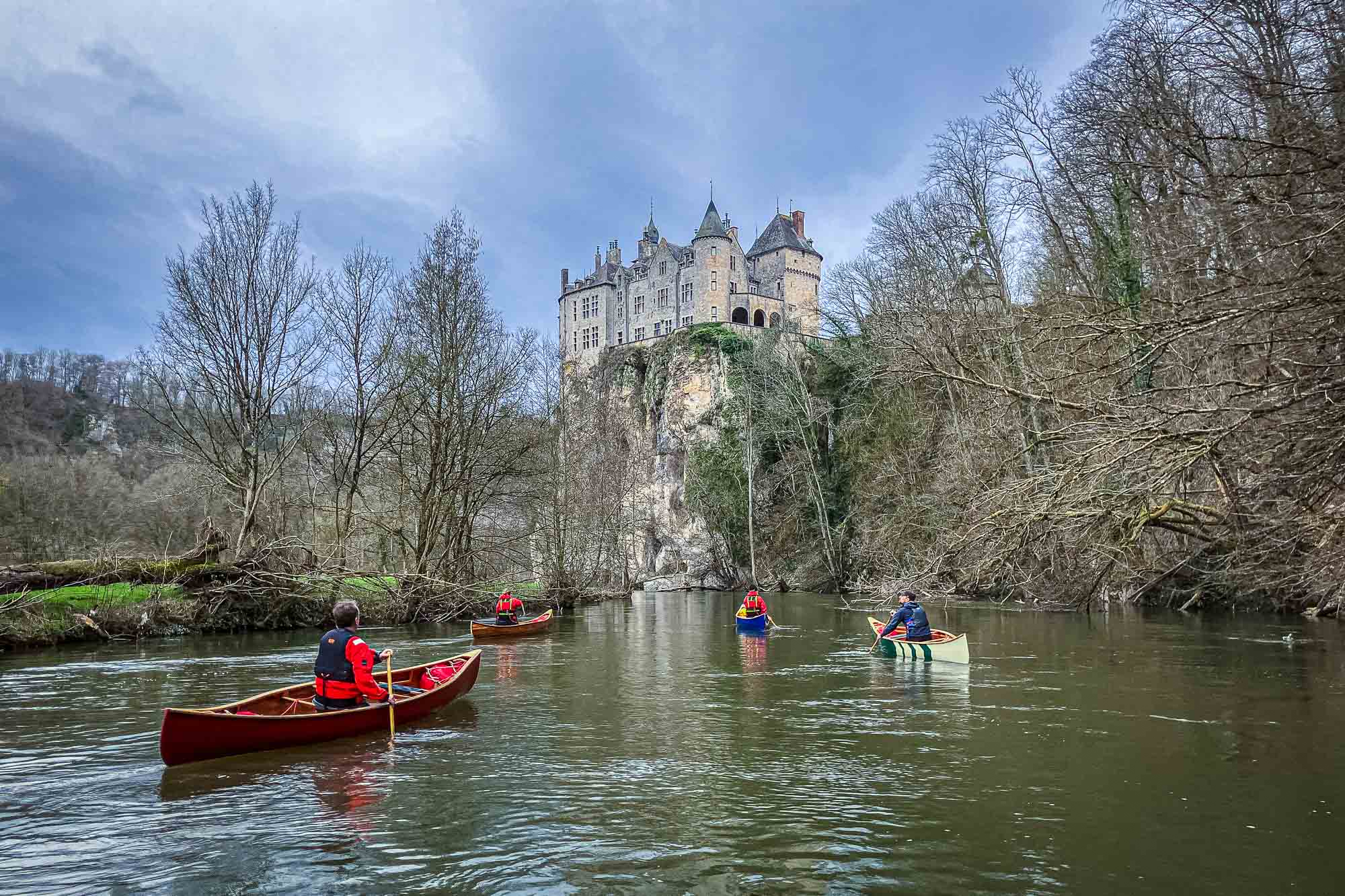 Leren open kanovaren op de Lesse River bij het Chateau de Walzin
