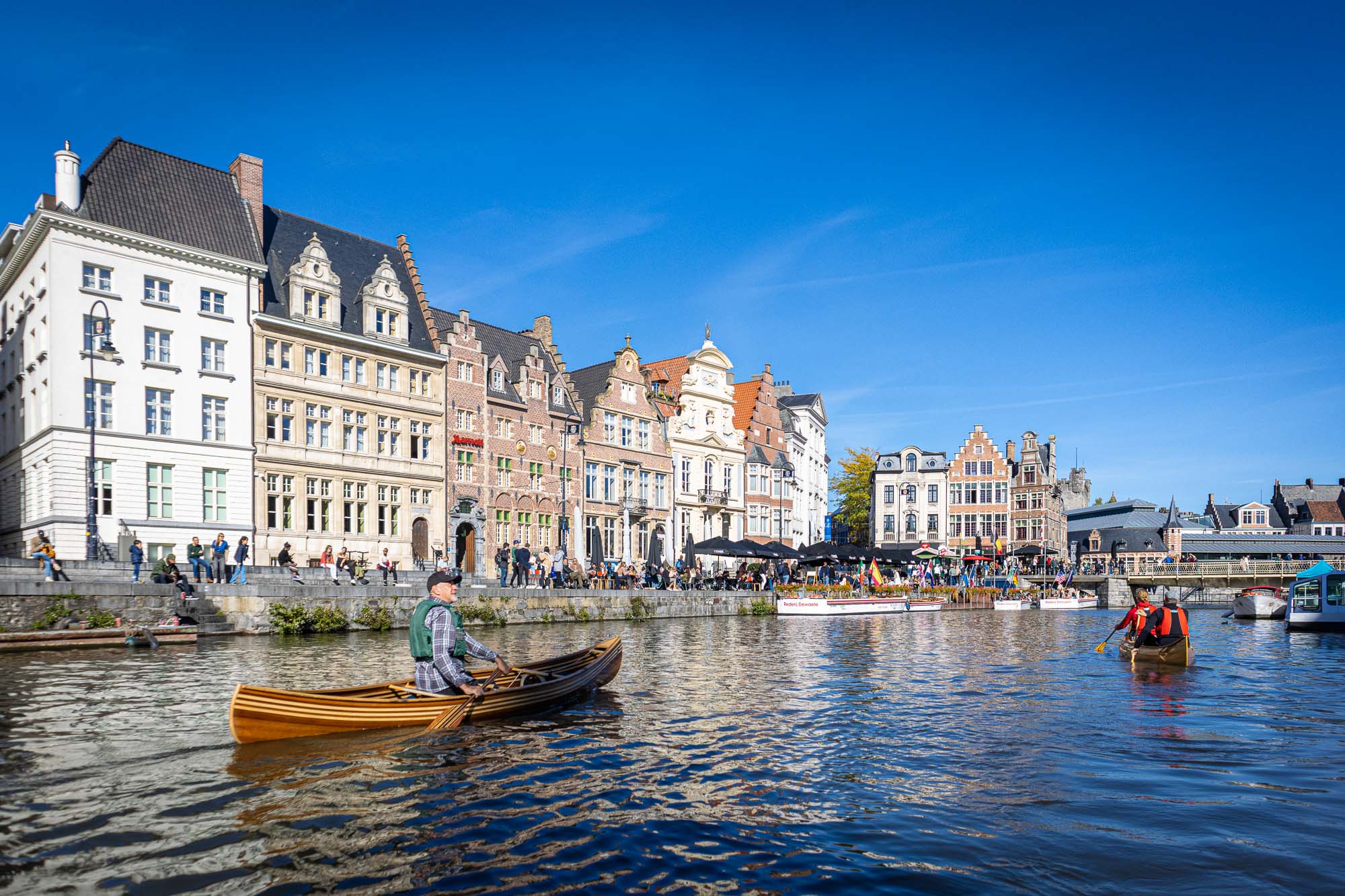 Mastering the art of canoeing on the Leie River in Ghent